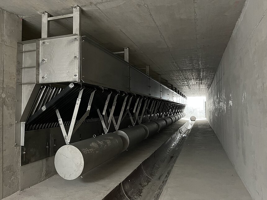 Beckenzulaufschwelle mit Schwingrechen